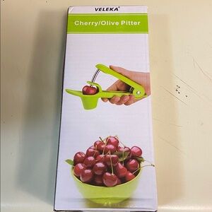 Veleka Cherry/Olive Pitter in Green